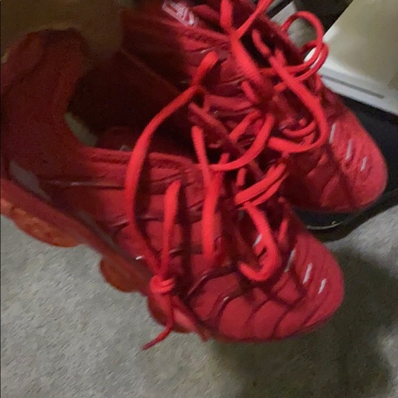 all red vapormax plus